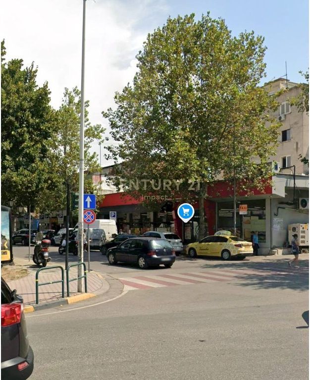 Spazio Commerciale in Affitto a Brryli, Tirana - 2747€ | 375 m²