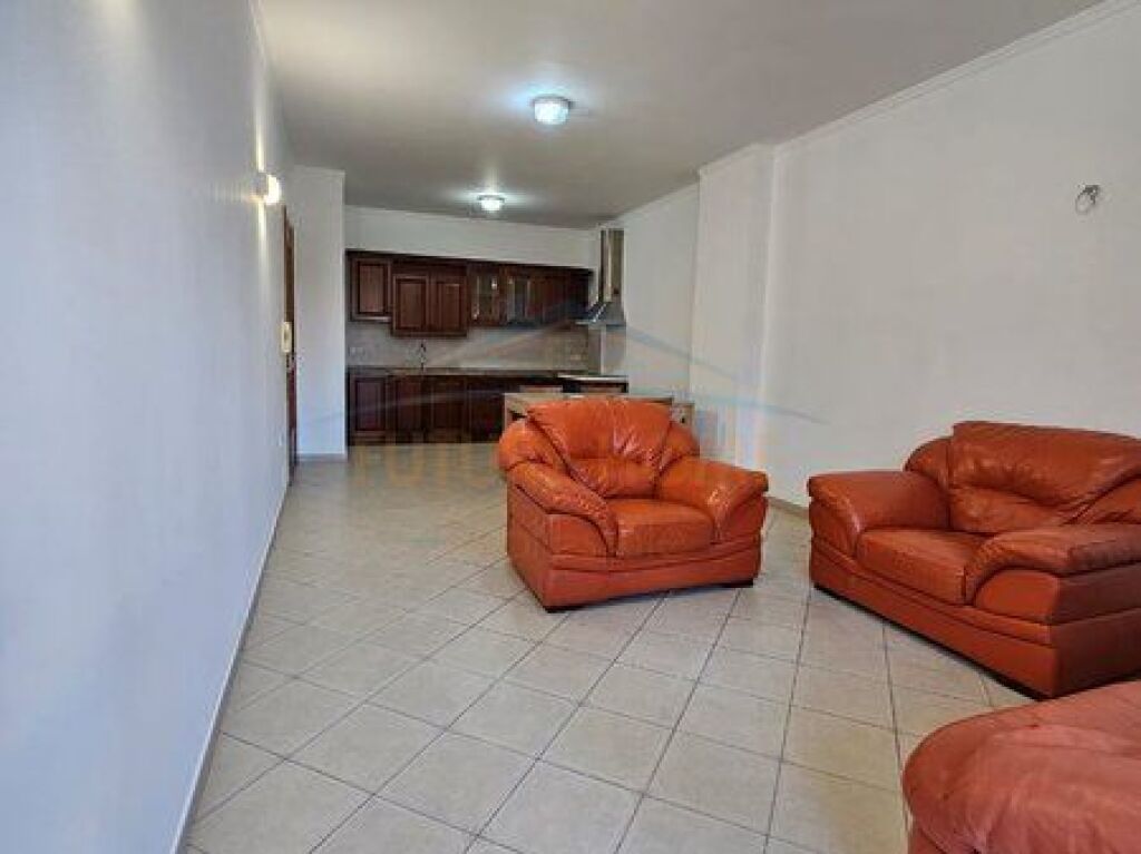 Shitet apartament 1+1