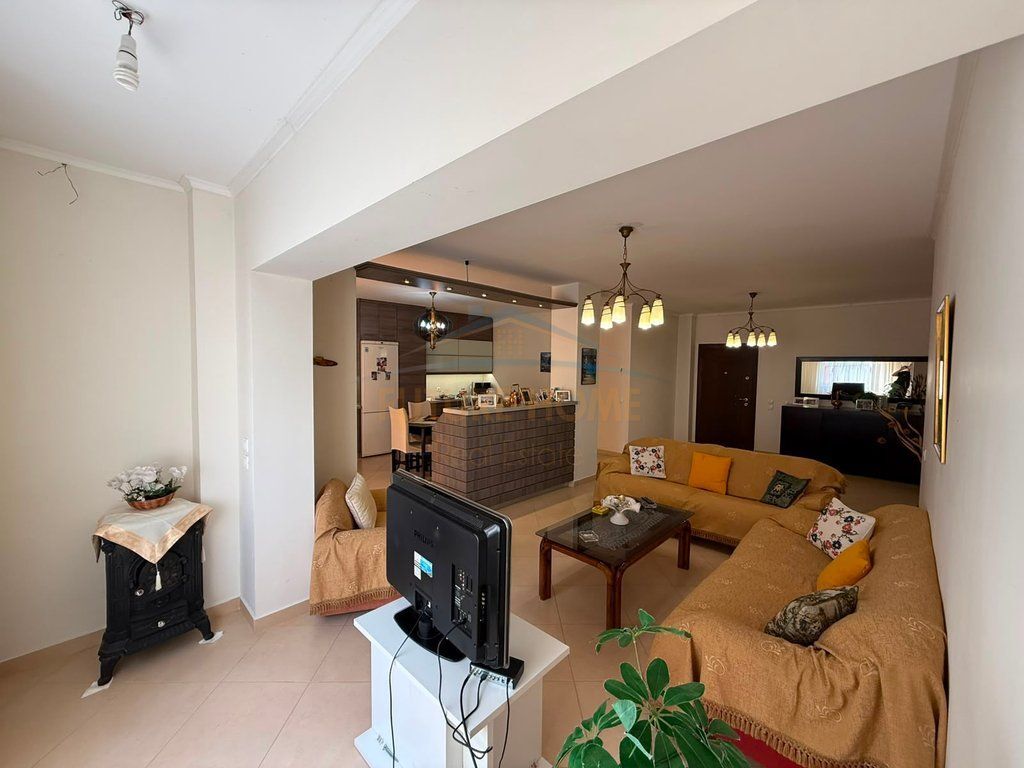 Shitet, Apartament 3+1+2, Rruga Mihal Ballkameno, Pogradec