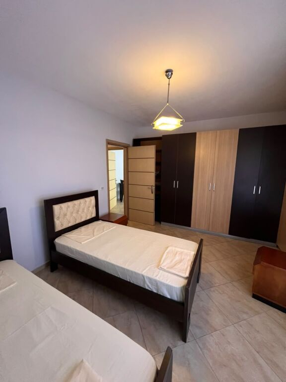 🏢Komuna e Parisit,prane Postes Shqiptare jepet me qera apartament ,2+1+verand,i mobiluar.100,000Leke