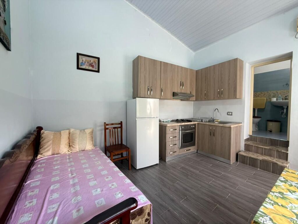 🏠 JEPET SHTEPI 1+1 ME QIRA AFATGJATE – VLORË.