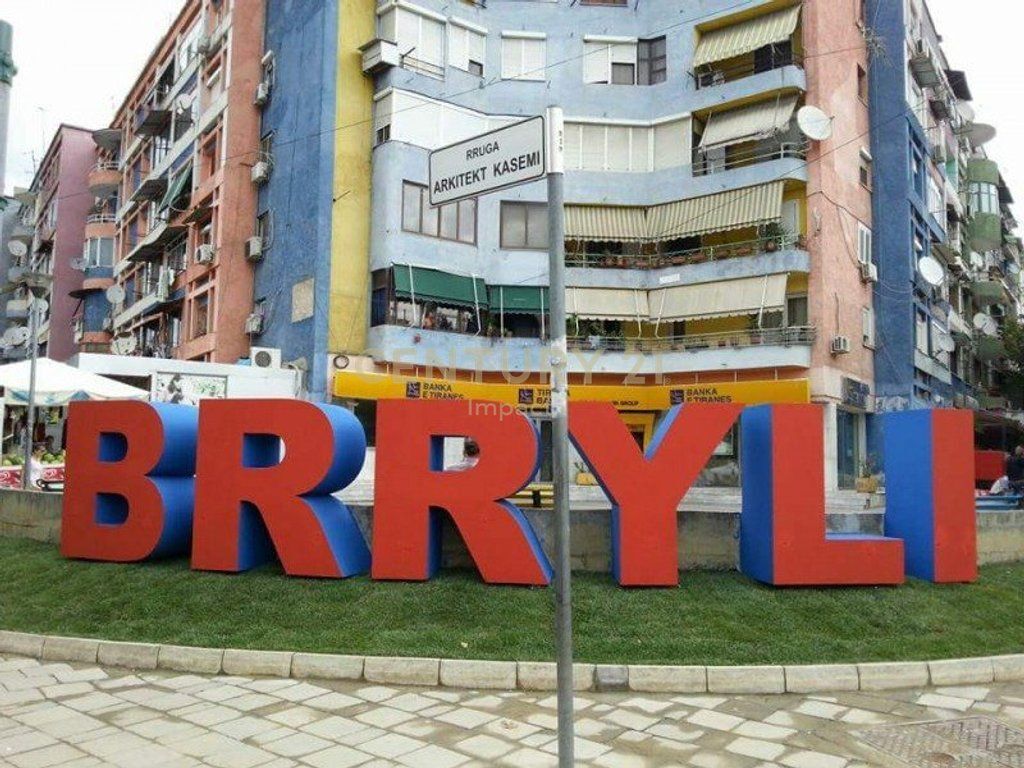 Spazio Commerciale in Affitto a Brryli, Tirana - 2747€ | 375 m²
