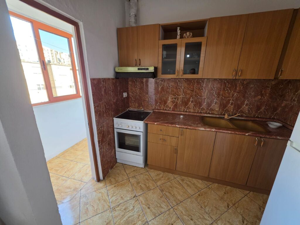 Jepet apartament me qera 1+1 69m2 kati i 5,pallat ekzistues pa ashensor.Cmimi 40000 leke.Adresa rruga e Dibres komisariati nr 4.