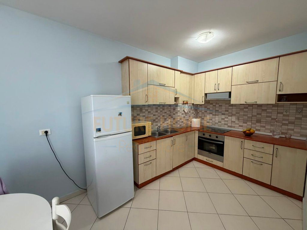 Shitet, Apartament 2+1+2, Rruga e Barrikadave, Tirane.