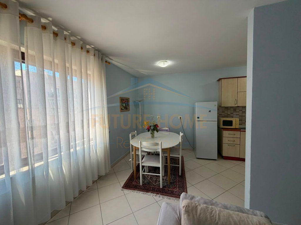 Shitet, Apartament 2+1+2, Rruga e Barrikadave, Tirane.