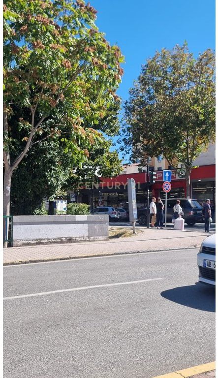 Spazio Commerciale in Affitto a Brryli, Tirana - 2747€ | 375 m²