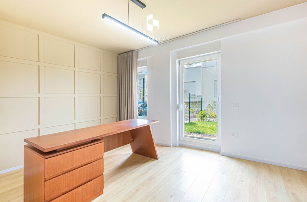 # IN AFFITTO: Villa di 3 Piani (📍 ABA Residence - Farkë 🏞) 4 Camere da Letto, 3 Bagni &amp; 3 Posti Auto + Terrazza - Prima Volta in Affitto, Completamente Nuova e Arredata ✨ 2.000€/Mese
