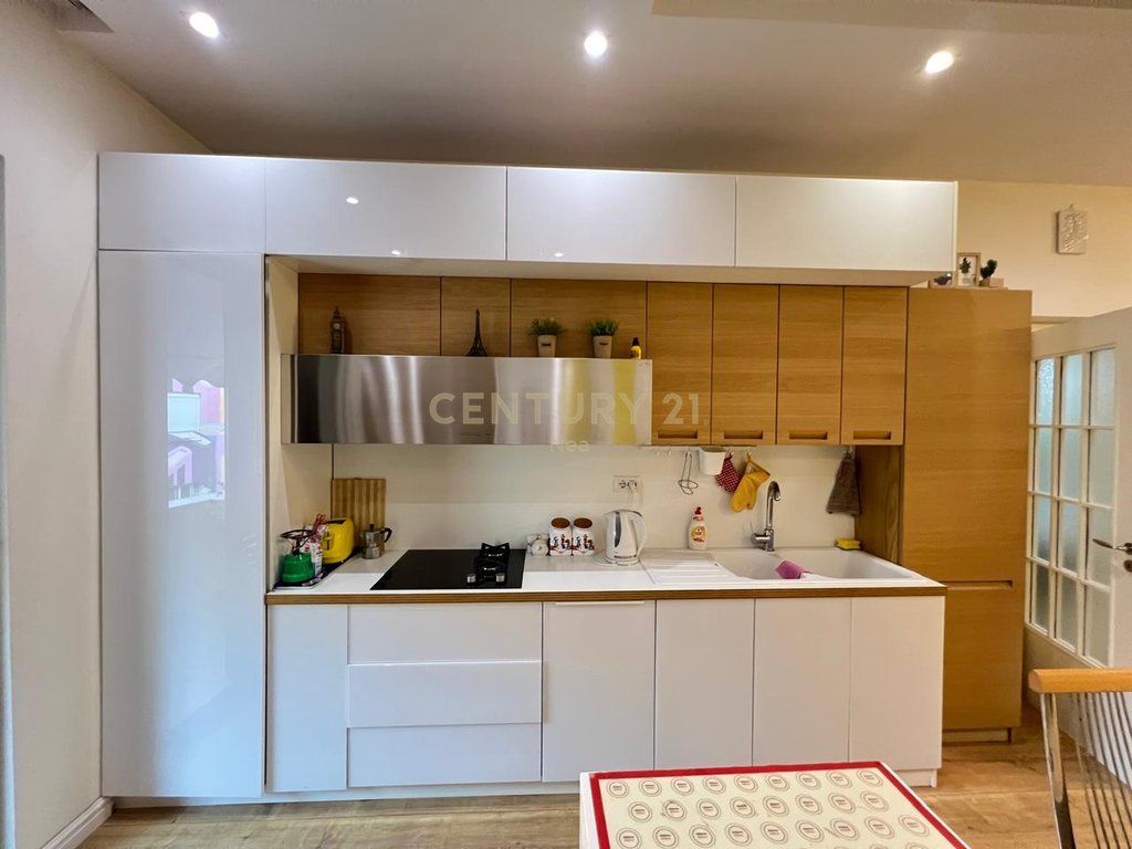 Apartament 2+1 me qira te Shallvaret, Myslym Shyri .