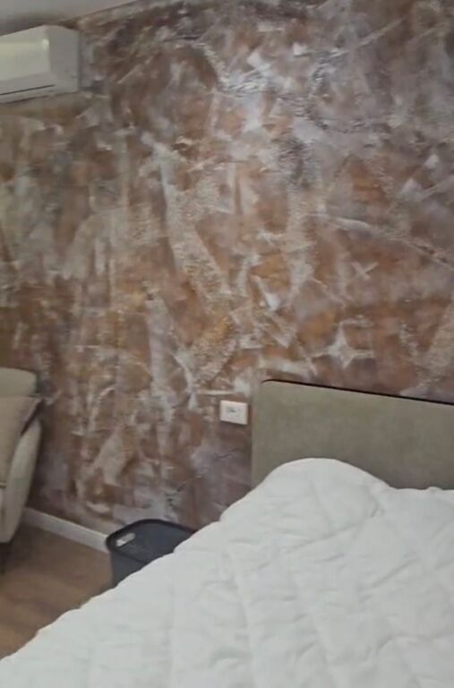 Jepet apartament 2+1 me qira tek Komuna e Parisit , prane Art Pasticeri .