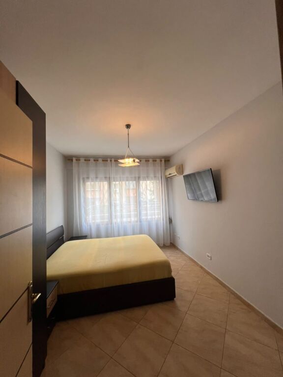🏢Komuna e Parisit,prane Postes Shqiptare jepet me qera apartament ,2+1+verand,i mobiluar.100,000Leke