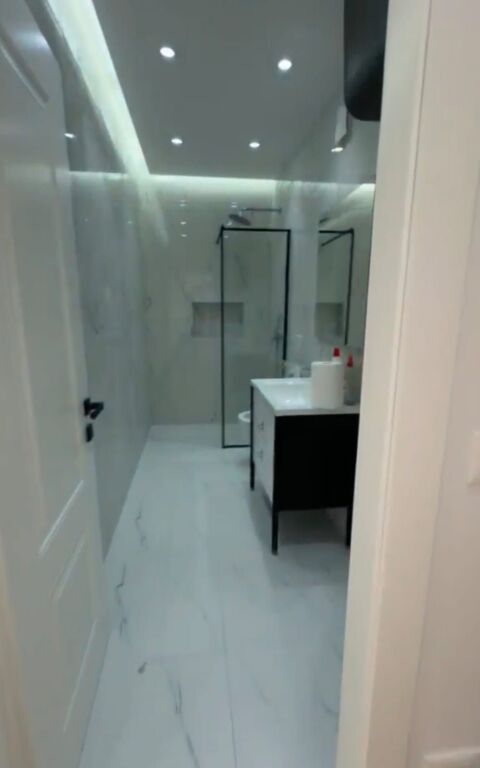 Shitet apartament 1+1 tek 21 Dhjetori , Rruga e Kavajes .