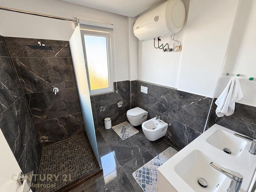 Jepet me qira 2+1+2 + Garazh, pranë Spitalit Ushtarak