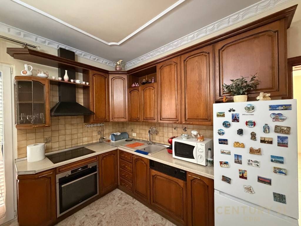 APARTAMENT 3+1+POST PARKIMI ME QIRA NË RR. ALI VISHA!