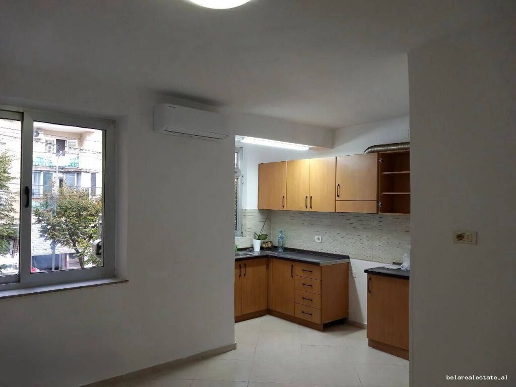 Zyre me Qera 3+1 Tek Pazari i Ri (ID BZ21061) Tirane