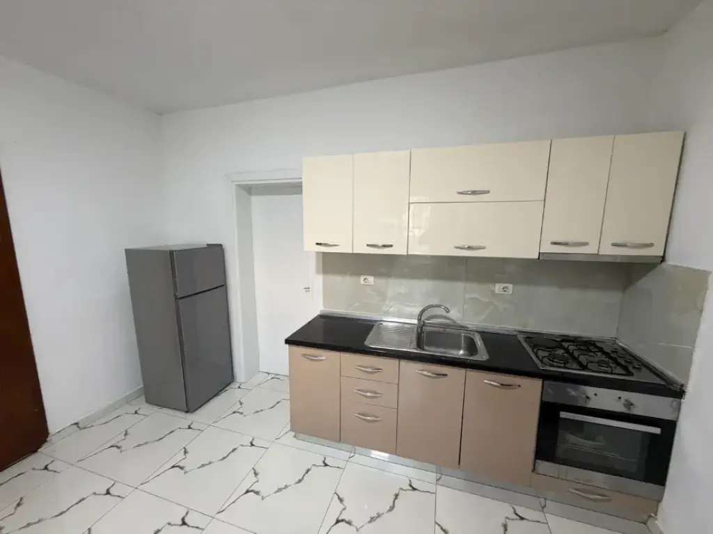 Tirane, jepet me qera shtepi 1+1 , 45 m² 27000 leke