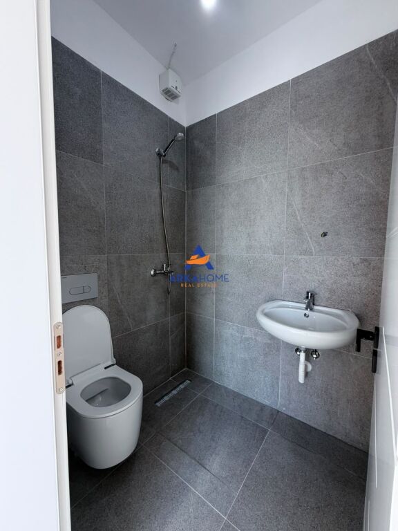 SI AFFITTA AMBIENTE 90 M2 "FARMACI A10" 90.000 LEKE