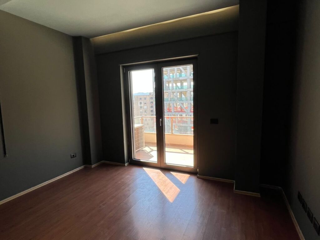 JEPET ME QIRA –  📍 Ring Center, Tiranë