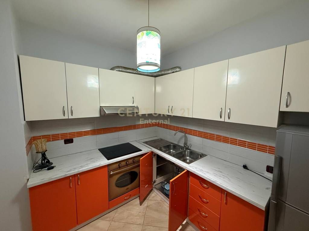 Apartament 2+1+ Verande Me Qira në Komunën e Parisit - 1100€ | 196 m² 1,100 € /Muaj 10,000 Lekë /Muaj
