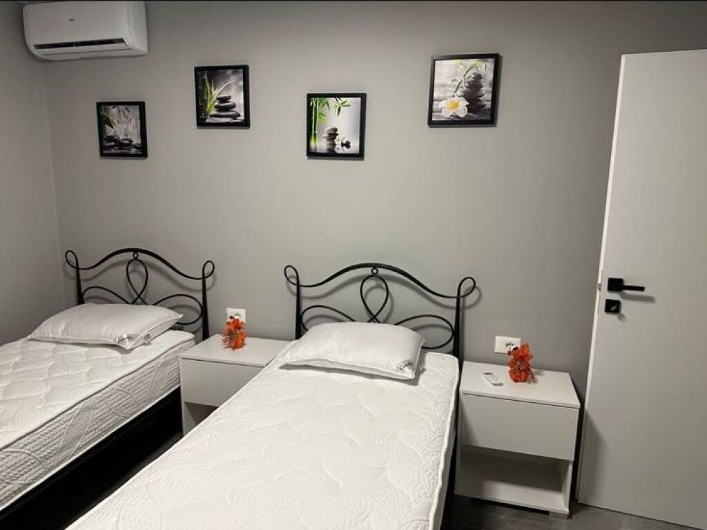 🏢Sheshi Avni Rustemi,prane Supermarket Spar jepet me qera apartament ,2+1 i mobiluar.80,000Leke