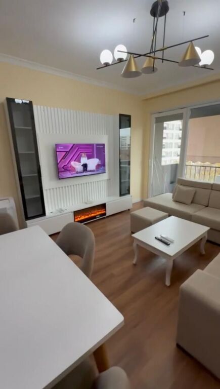 Via 5 Maji affittasi appartamento 2+1+2, arredato, 80.000 Leke  