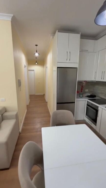 Via 5 Maji affittasi appartamento 2+1+2, arredato, 80.000 Leke  