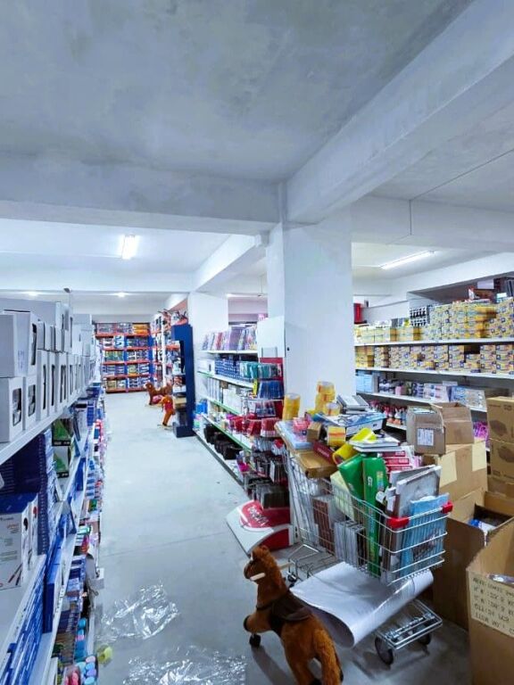 In vendita magazzino con uffici in via Ardeno, Tirana
