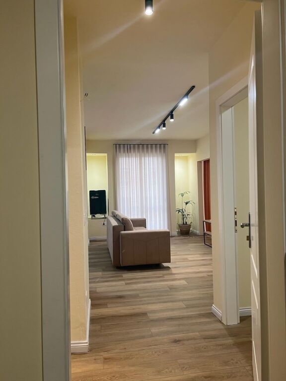 Apartament me qera 2+1 📍Pazari Ri, rruga Hoxha Tahsin