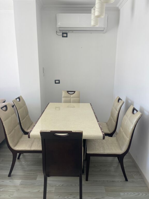 Jepet me qera apartament 1+1 me verande te Pazari Ri