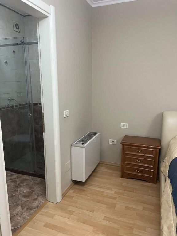 Nella zona di Blloku, è in affitto un appartamento 2+1+2, arredato, 1.200 Euro