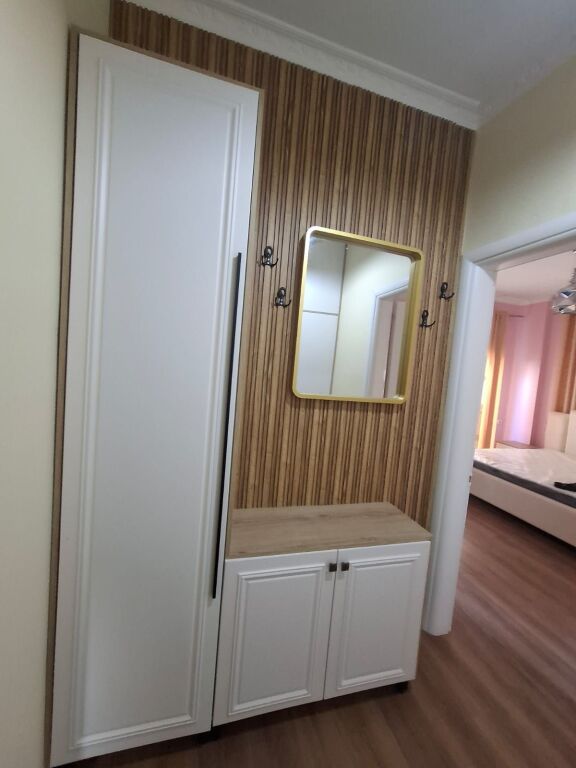 Via 5 Maji affittasi appartamento 2+1+2, arredato, 80.000 Leke  