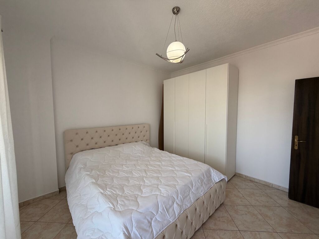 Shitet Apartament 1+1 te Rrota Kuqe , Plazh