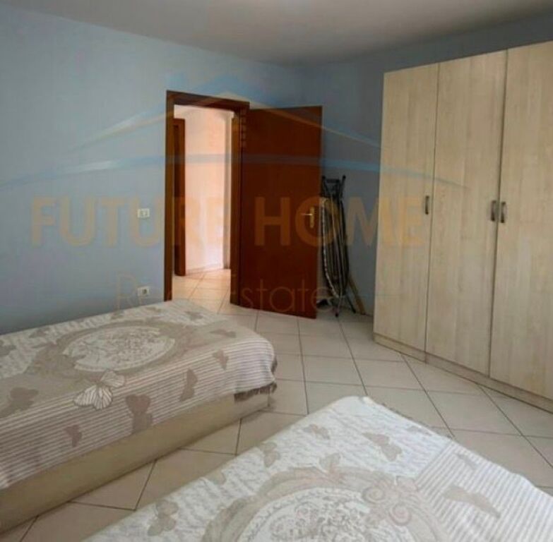Shitet, Apartament 2+1+2, Rruga e Barrikadave, Tiranë.