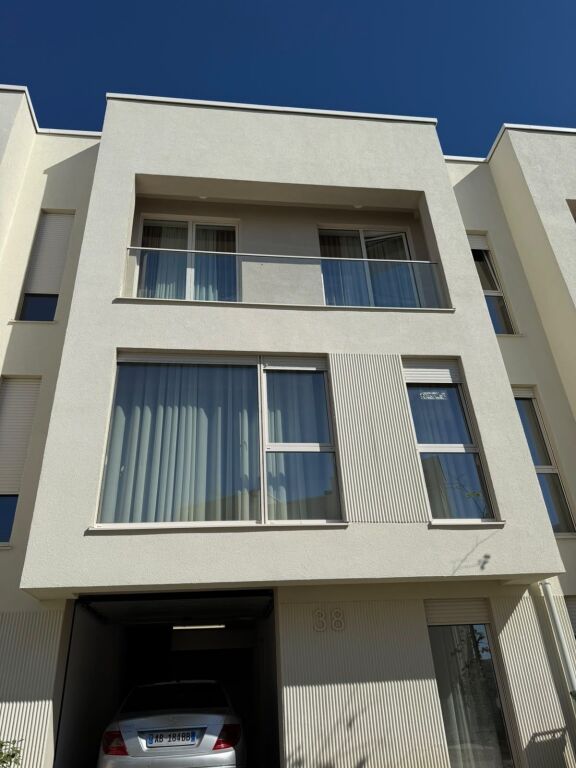 Jepet me Qira Vilë 3 katëshe tek ABA Kontakt Residence