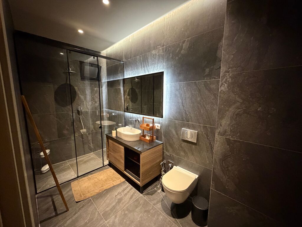 🏡 Apartment 2+1 for rent – zoological garden Bilal Sina street   📍 Very preferred and quiet area 🏢 1st floor | New building with elevator ✨ Newly furnished 🛋️ 2+1 layout, ideal for couple or family 💶 Price: 80000 leke per month  