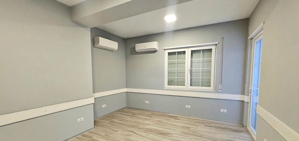 Rent | Ambjent Biznesi | Materniteti i Ri | 900 €/month
