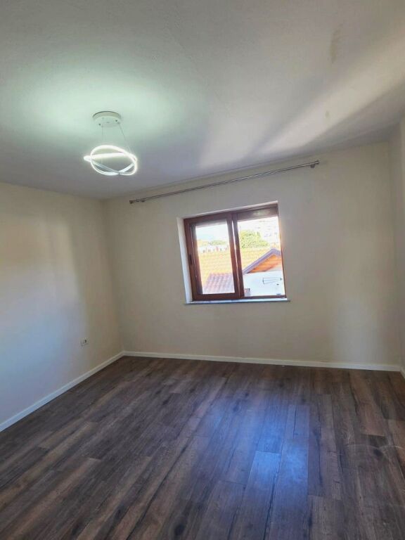 🏡 SHITET APARTAMENT 2+1 – RRUGA BARDHYL, TIRANË 📍