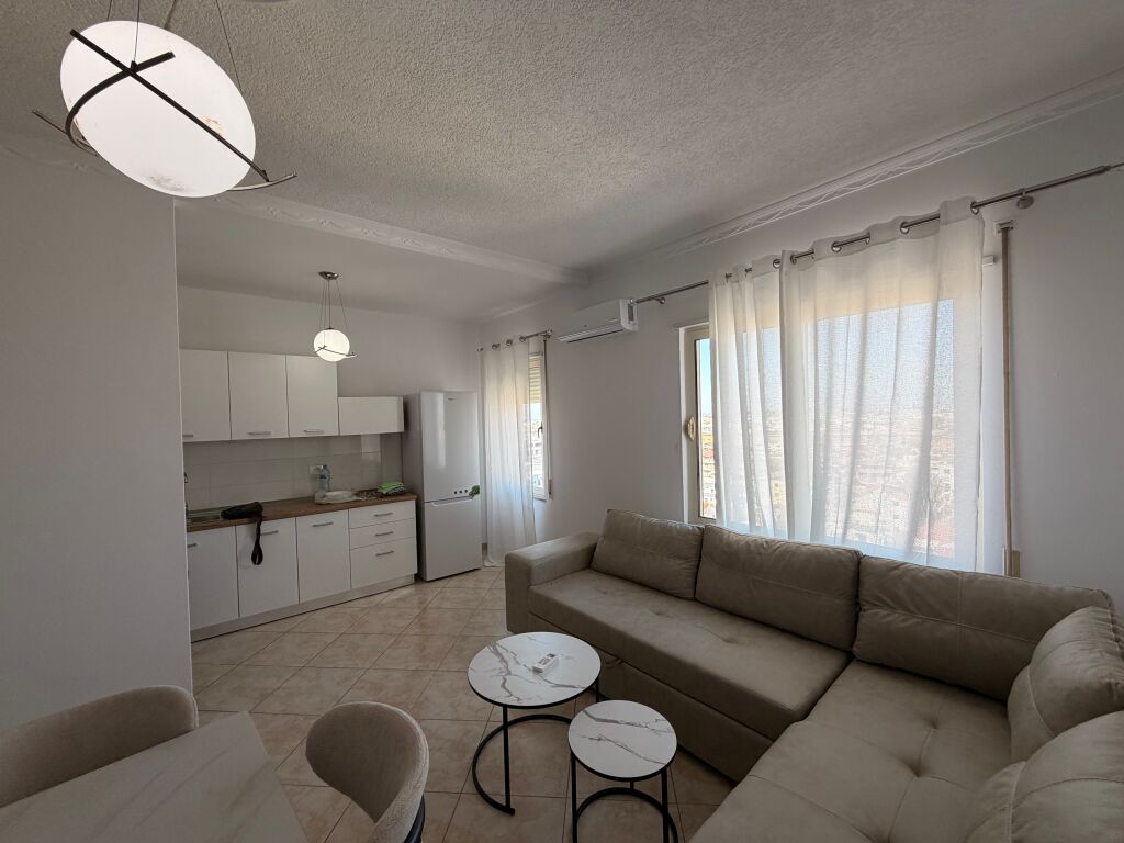 Shitet Apartament 1+1 te Rrota Kuqe , Plazh