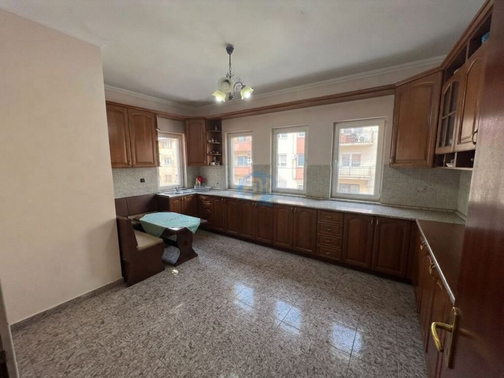 Qira,Apartament 3+1,Komuna e Parisit,Tirane.