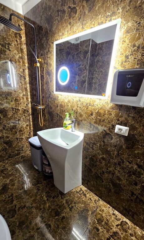 Rent | Ambjent Biznesi | Materniteti i Ri | 900 €/month
