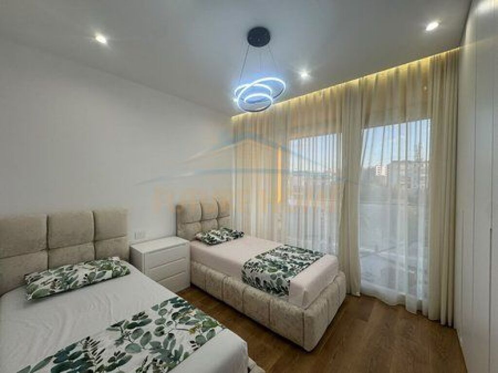 Shitet, Apartament 2+1+2, Bulevardi i Ri