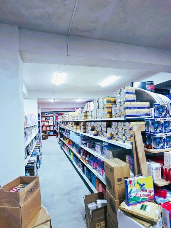 In vendita magazzino con uffici in via Ardeno, Tirana