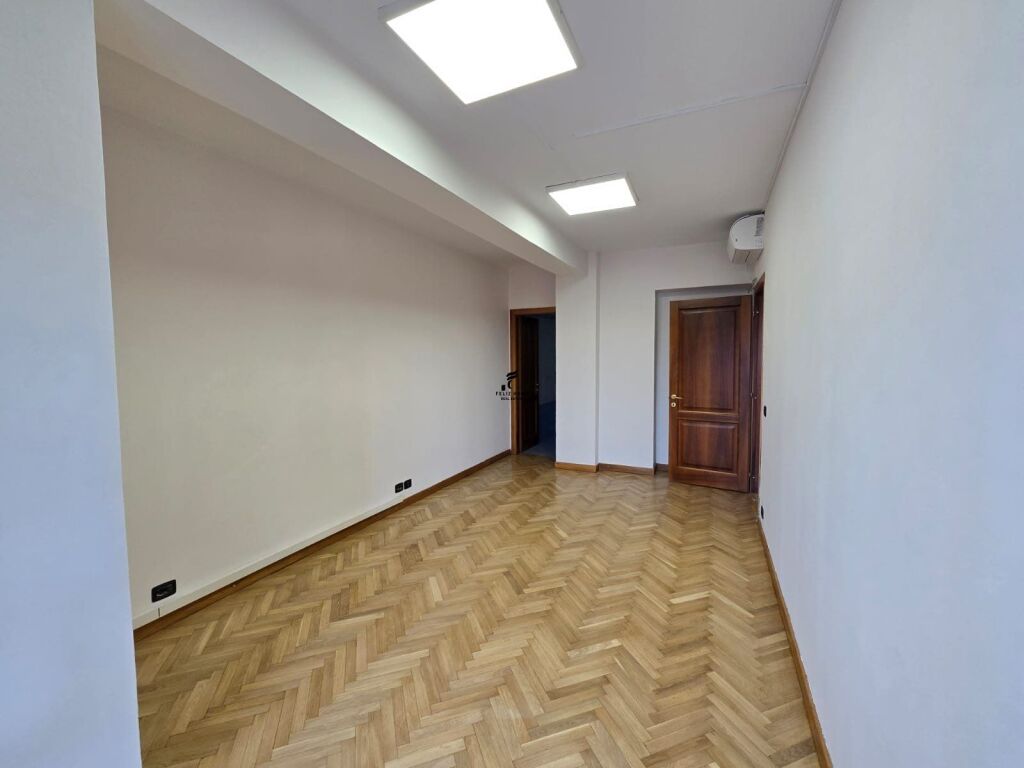 UFFICIO IN AFFITTO 96 M2 CENTRO 180.000 LEKE FH-96130