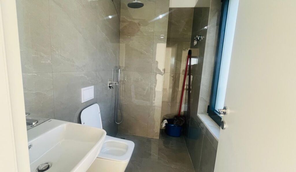 QIRA | APARTAMENT 2+1+2 – RRUGA E BARRIKADAVE, PRANË SHKOLLËS “LIDHJA E PRIZRENIT”