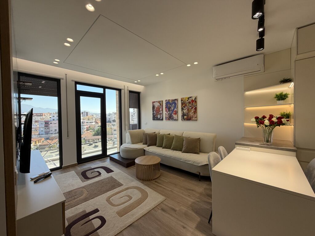 🏡 Jepet me qira apartament 2+1 – Rruga e Dibrës, pranë Selvisë  ✨ Apartament sapo përfunduar, në pallat të ri, në katin e 3-të. 🛋️ Arredim modern dhe elegant, realizuar me arkitekt dhe me shumë kujdes në çdo detaj.  📍 Vendndodhje shumë e mirë, pranë Selvisë 💰 Çmimi: 1,000 € / muaj