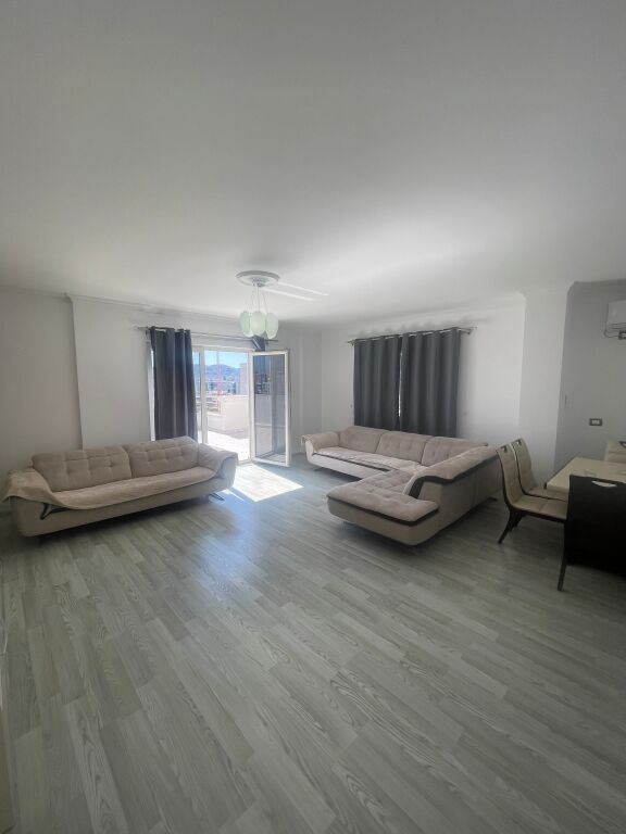Jepet me qera apartament 1+1 me verande te Pazari Ri