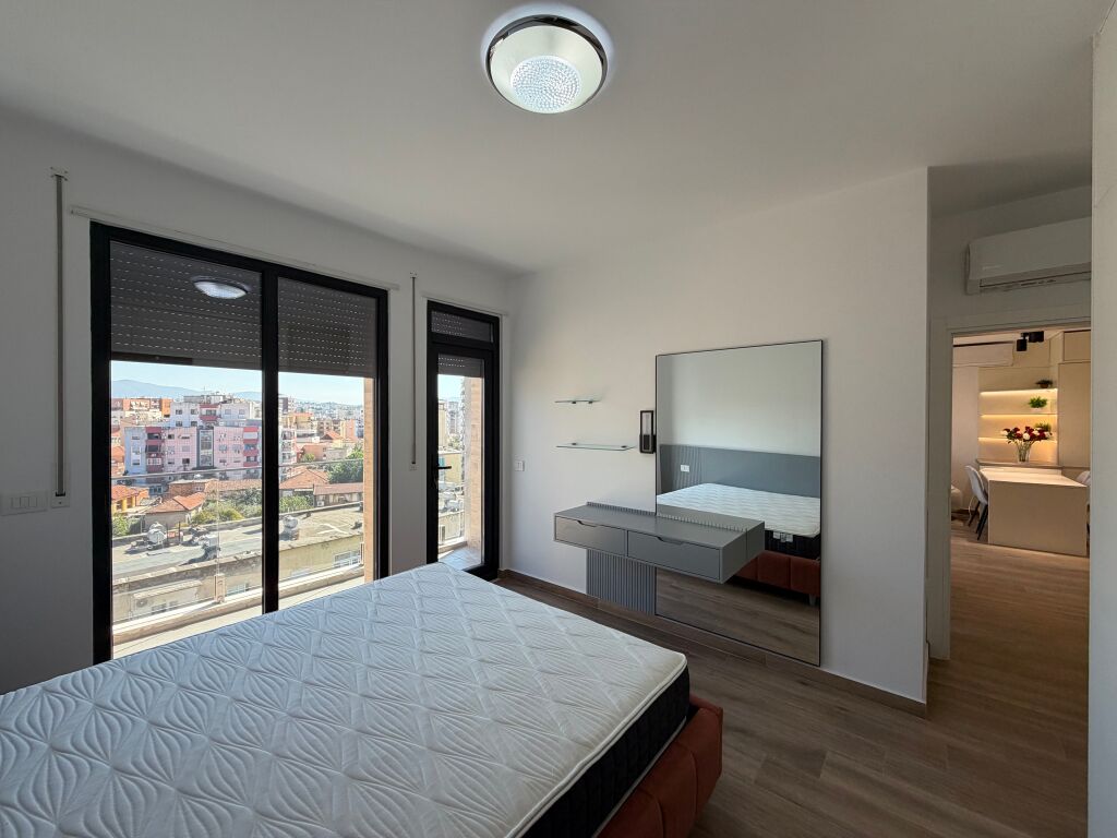 🏡 Jepet me qira apartament 2+1 – Rruga e Dibrës, pranë Selvisë  ✨ Apartament sapo përfunduar, në pallat të ri, në katin e 3-të. 🛋️ Arredim modern dhe elegant, realizuar me arkitekt dhe me shumë kujdes në çdo detaj.  📍 Vendndodhje shumë e mirë, pranë Selvisë 💰 Çmimi: 1,000 € / muaj