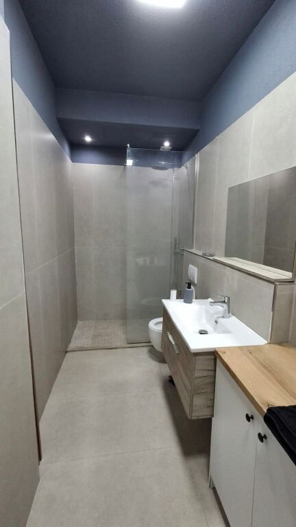 VENDITA AMBIENTE COMMERCIALE VICINO A BLUE STAR, DURRËS!