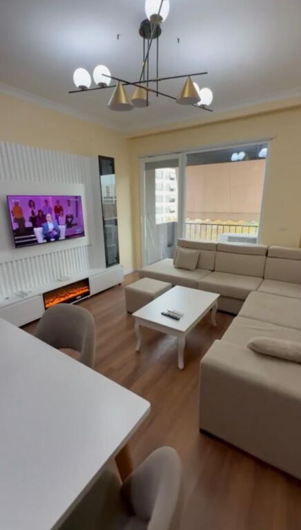 Via 5 Maji affittasi appartamento 2+1+2, arredato, 80.000 Leke  