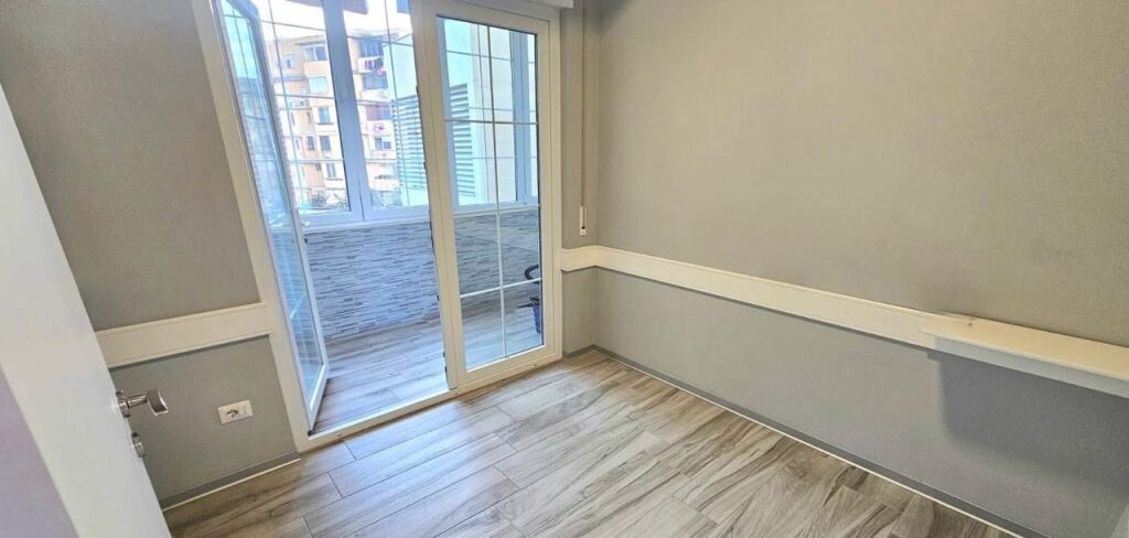 Rent | Ambjent Biznesi | Materniteti i Ri | 900 €/month