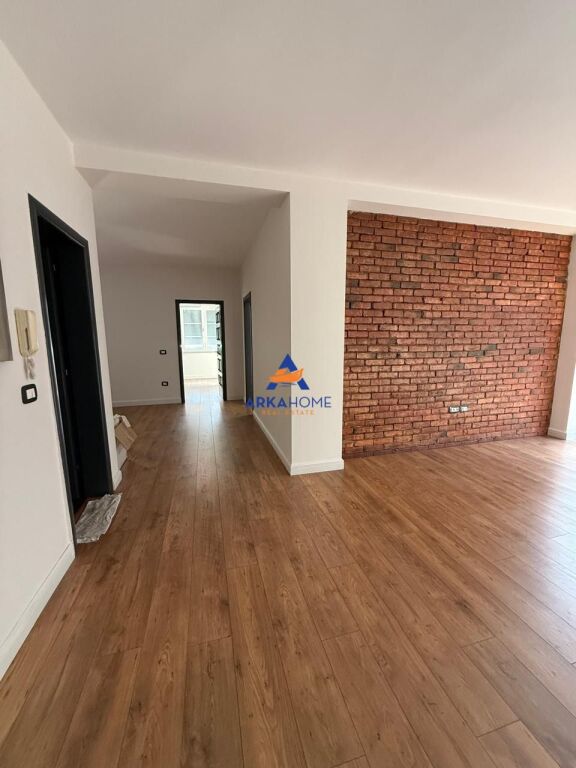 JEPET AMBIENT ME QIRA 112.2 M2 "KOMUNA PARISIT, RRUGA PROKOP MIMA" 1000 EURO